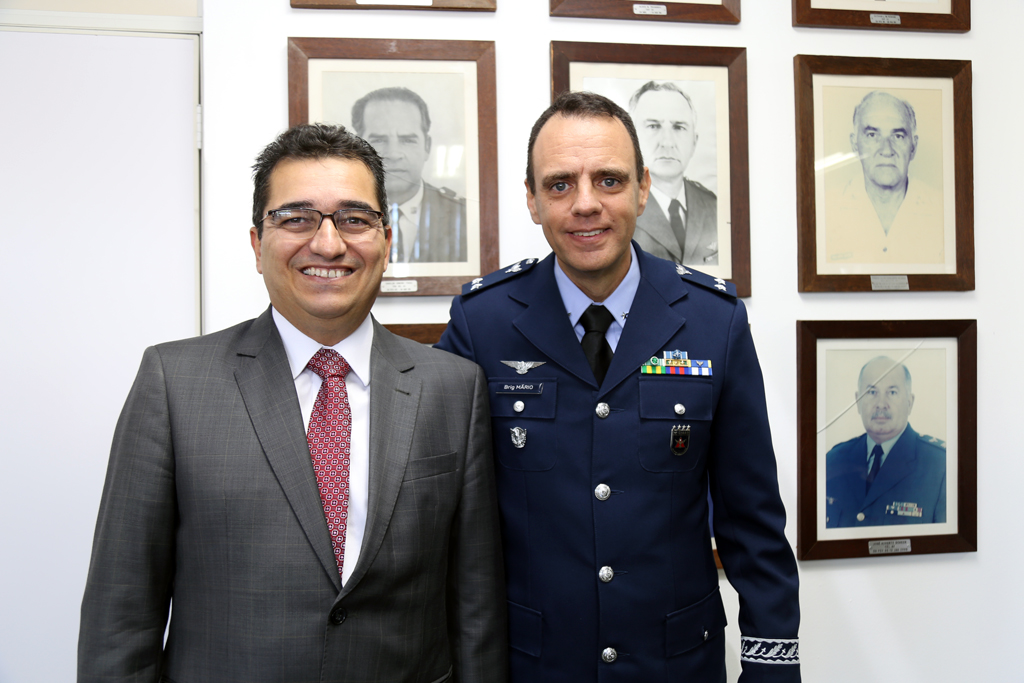 O presidente do TCEMG (esq) e o Brigadeiro do Ar Mário Sérgio Rodrigues (dir) - Foto: Thiago Rios Gomes